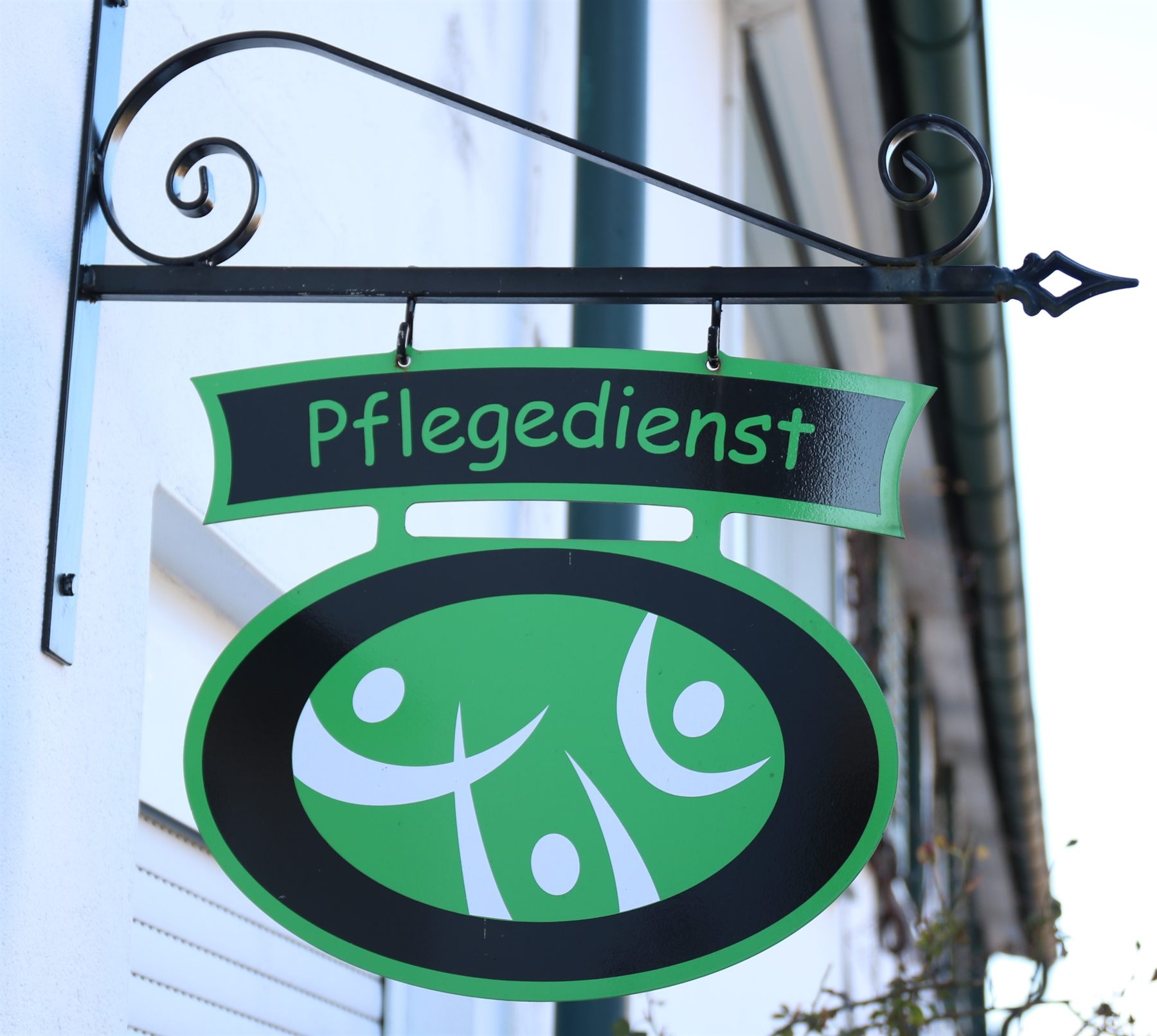 Schild des Pflegedienstes Zur Schönen Aussicht am Standort in Reichshof-Sinspert